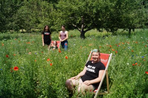 6 Chillen im Garten